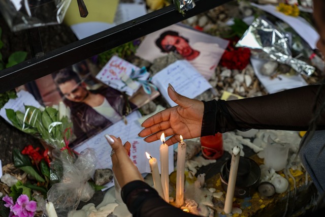 Fans trauern vor dem Hotel in Buenos Aires. (Archivbild)  | Foto: Cristina Sille/dpa