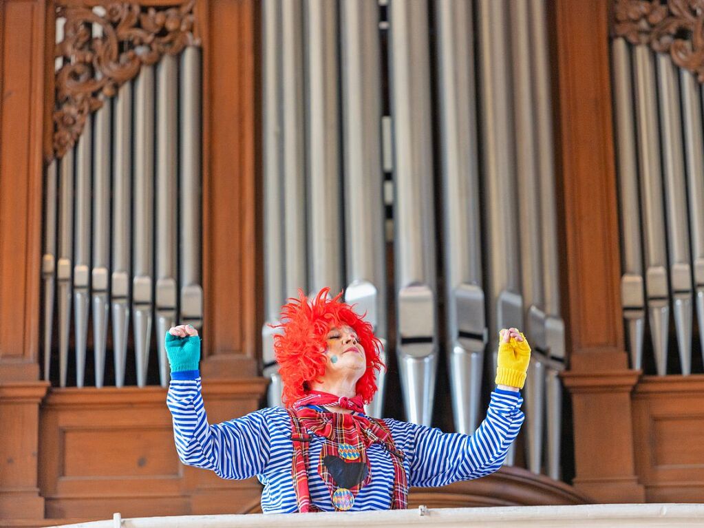 Kirchenclown Sandra Bienen auf der Empore.