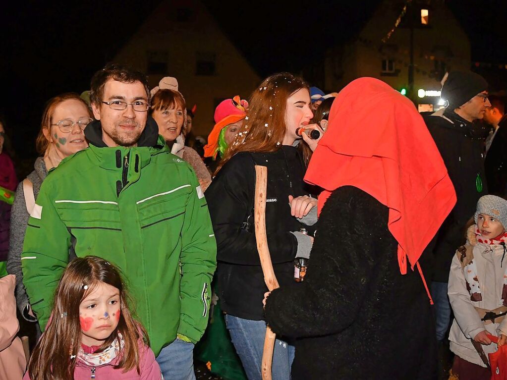 Fast 2000 Narren zogen bei Nacht durch Schuttern.