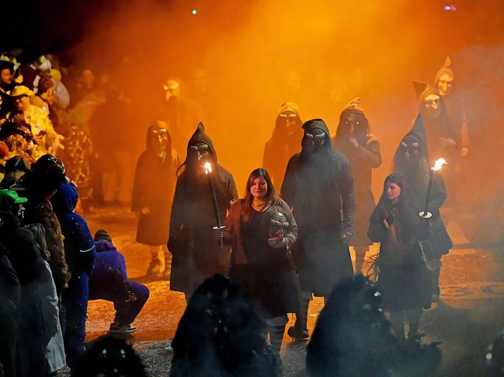 Fast 2000 Narren zogen bei Nacht durch Schuttern.