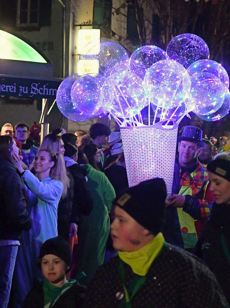 Fast 2000 Narren zogen bei Nacht durch Schuttern.