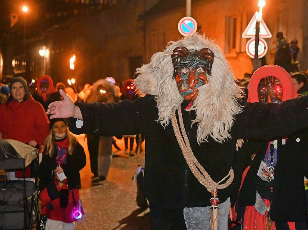 Fast 2000 Narren zogen bei Nacht durch Schuttern.