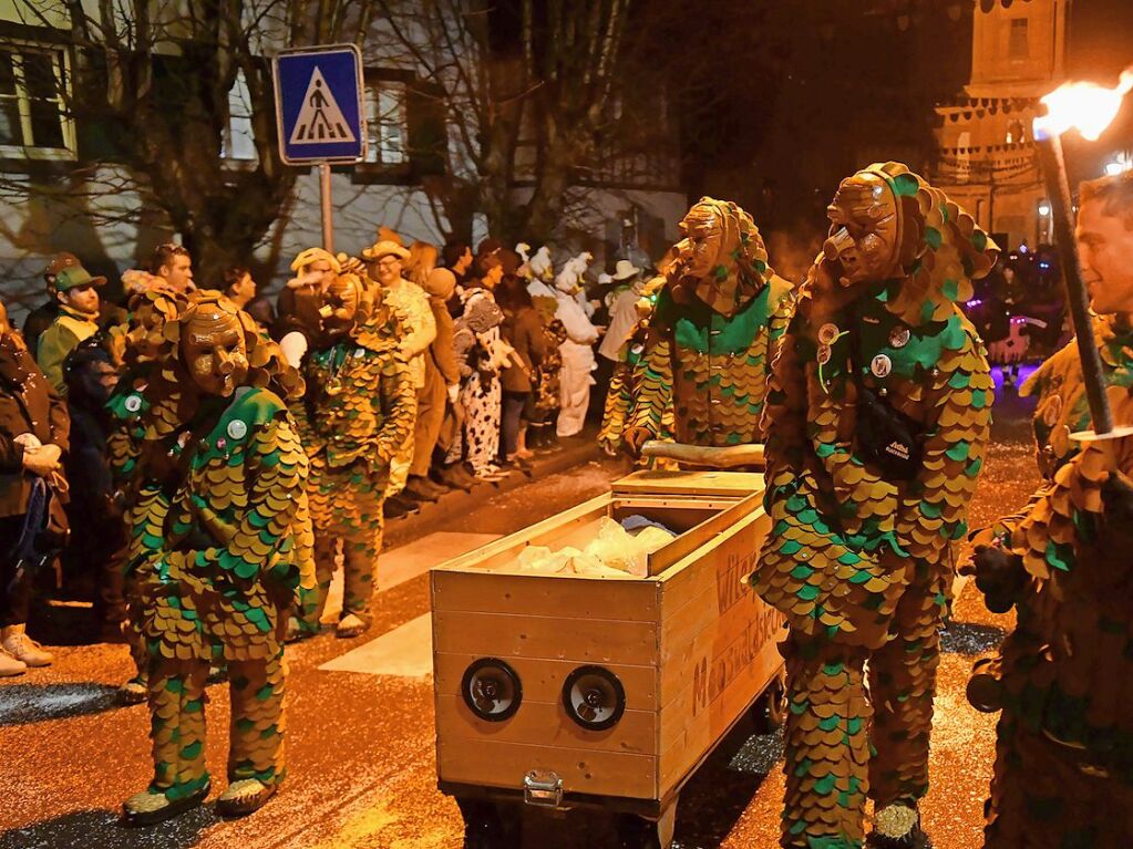 Fast 2000 Narren zogen bei Nacht durch Schuttern.