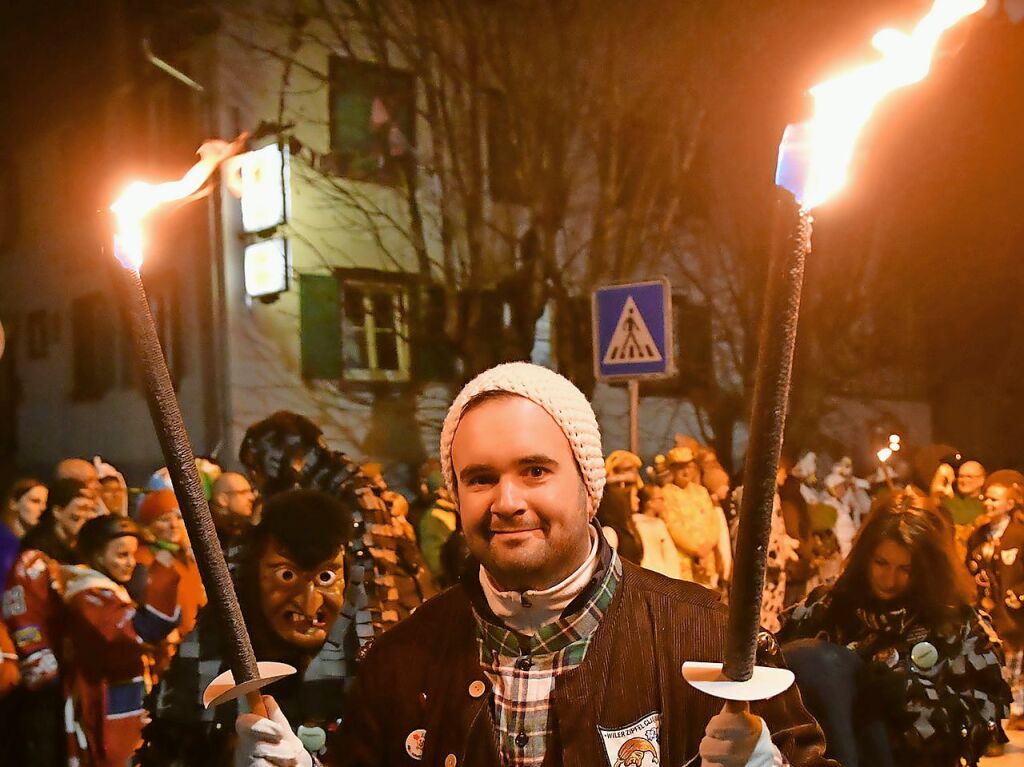 Fast 2000 Narren zogen bei Nacht durch Schuttern.