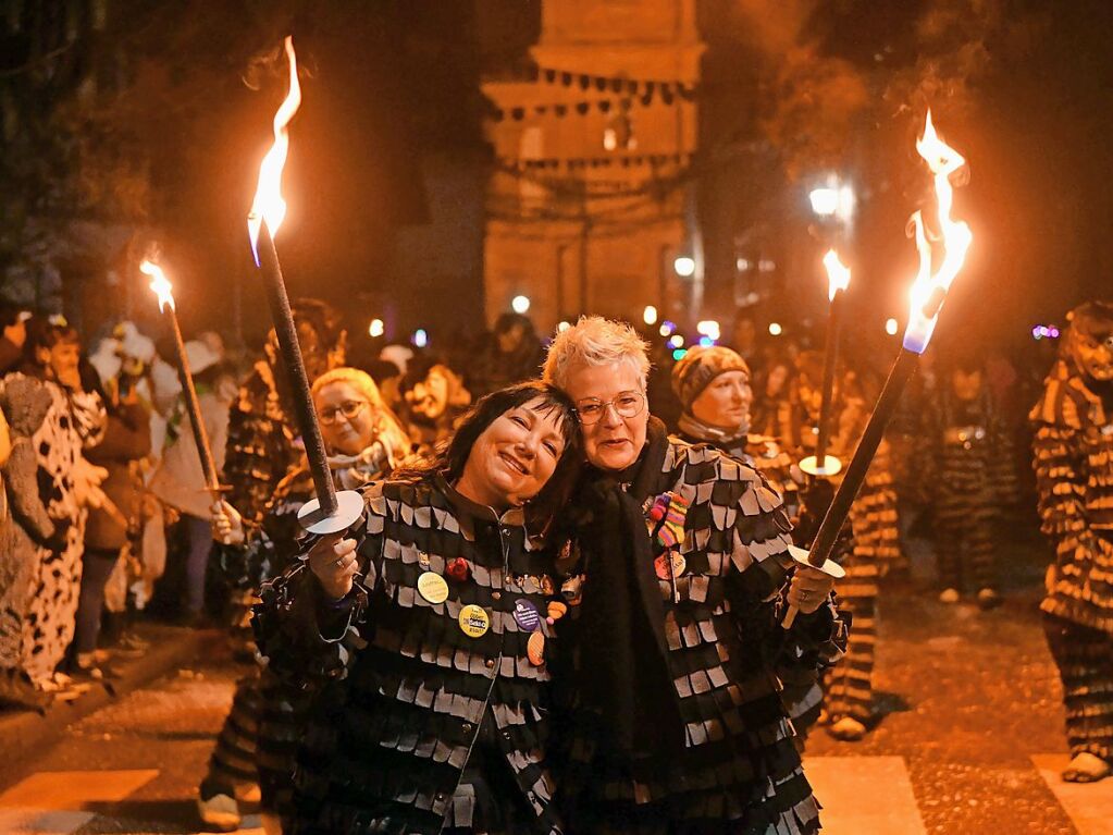 Fast 2000 Narren zogen bei Nacht durch Schuttern.