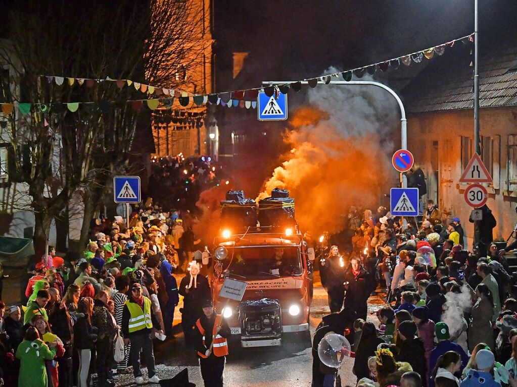 Fast 2000 Narren zogen bei Nacht durch Schuttern.