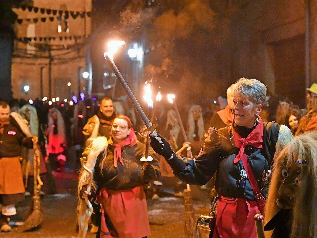 Fast 2000 Narren zogen bei Nacht durch Schuttern.