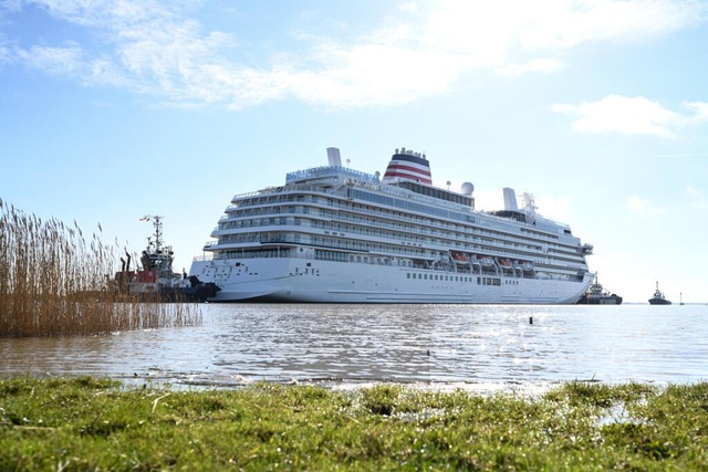 Stck fr Stck ziehen Schlepper die A...Ems nach Eemshaven in den Niederlande.  | Foto: Lars Penning (dpa)