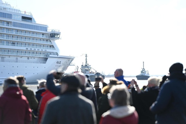 Zahlreiche Schaulustige beobachten die...ms nach Eemshaven in den Niederlanden.  | Foto: Lars Penning (dpa)