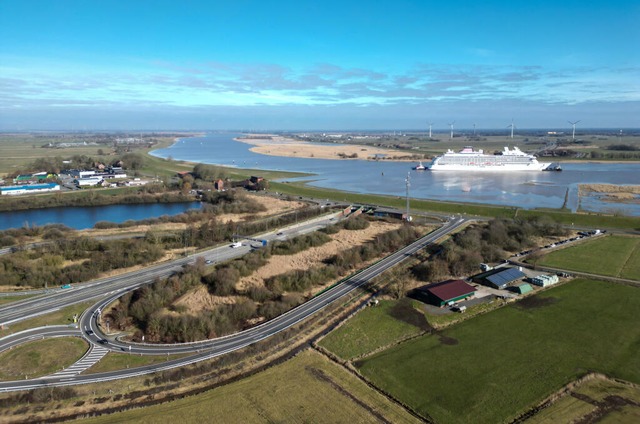 Stck fr Stck ziehen Schlepper die A...Ems nach Eemshaven in den Niederlande.  | Foto: Lars Penning (dpa)