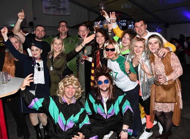 Bei der Fasnachtsparty im Festzelt auf dem Turnplatz wurde ausgelassen gefeiert.  | Foto: Heinz und Monika Vollmar