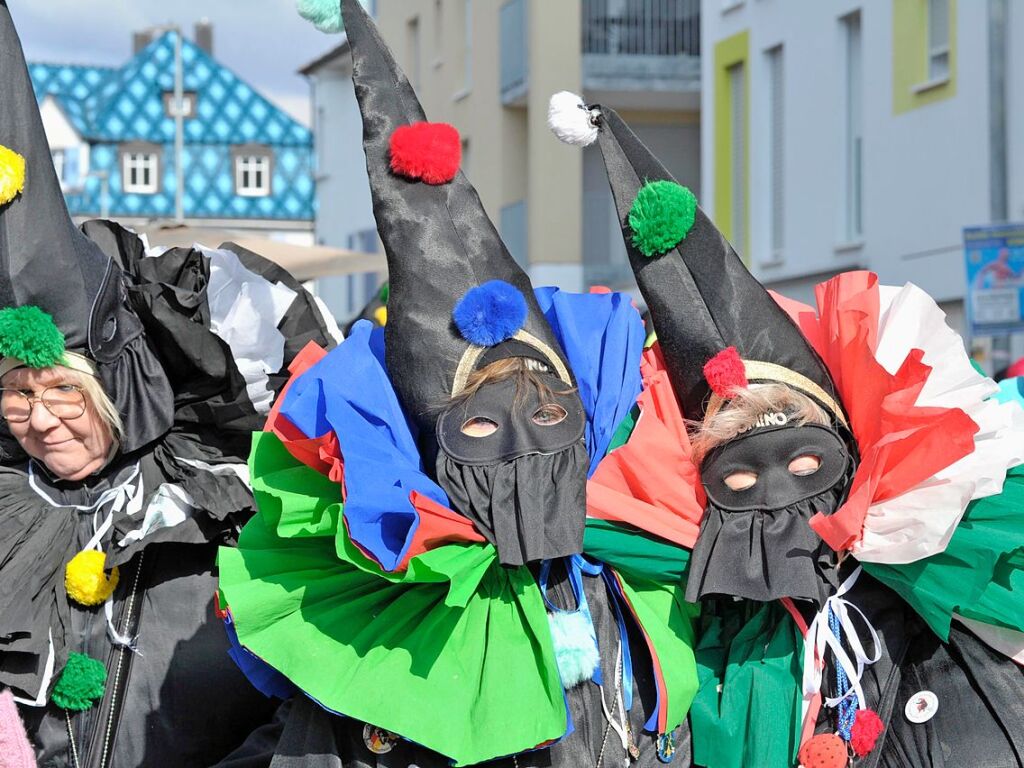 Die Sonne zeigte sich rechtzeitig zum Fasnachtsumzug in Bad Krozingen, bei dem sich das Publikum am Rande der Strecke drngte, auch um eine der vielen Sigkeiten zu ergattern, welche reichlich verteilt wurden. An Konfetti mangelte es ebenfalls nicht.