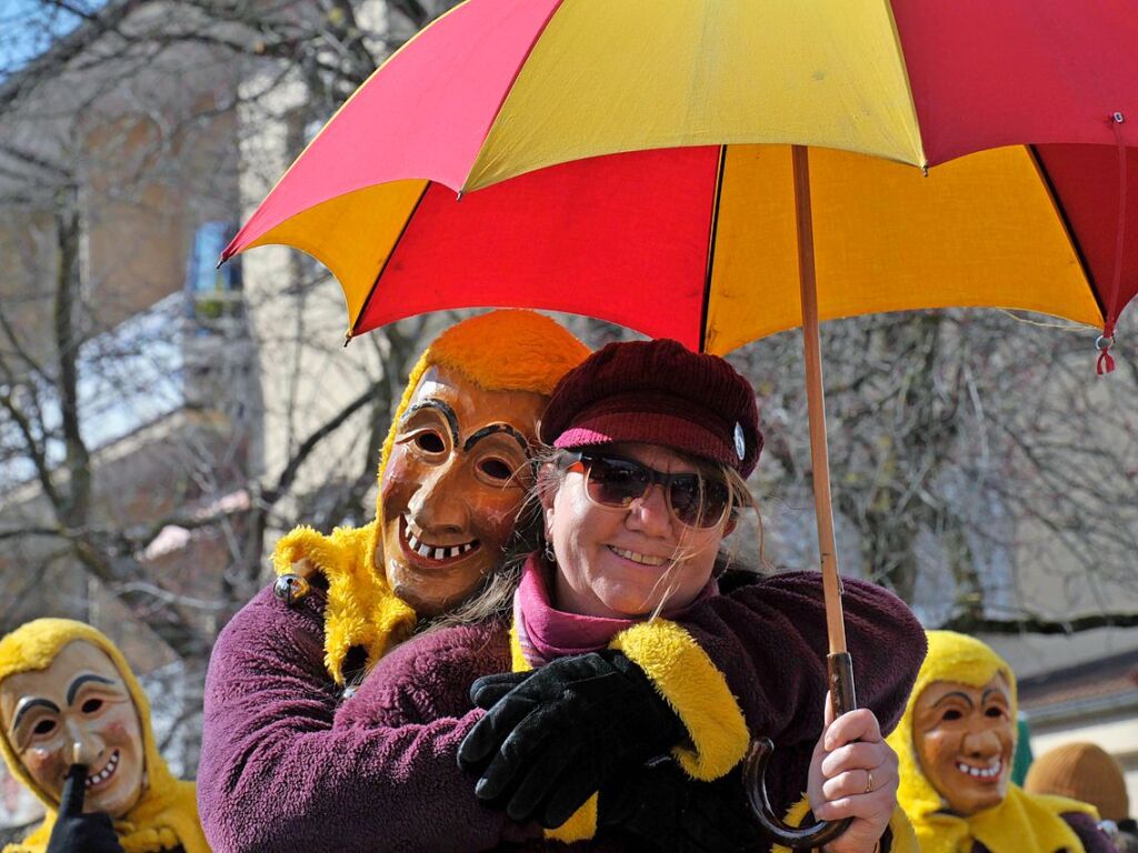 Die Sonne zeigte sich rechtzeitig zum Fasnachtsumzug in Bad Krozingen, bei dem sich das Publikum am Rande der Strecke drngte, auch um eine der vielen Sigkeiten zu ergattern, welche reichlich verteilt wurden. An Konfetti mangelte es ebenfalls nicht.