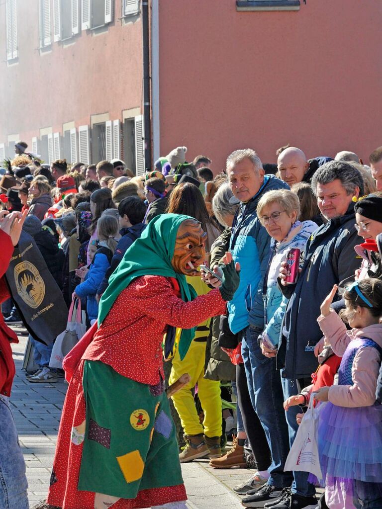 Die Sonne zeigte sich rechtzeitig zum Fasnachtsumzug in Bad Krozingen, bei dem sich das Publikum am Rande der Strecke drngte, auch um eine der vielen Sigkeiten zu ergattern, welche reichlich verteilt wurden. An Konfetti mangelte es ebenfalls nicht.