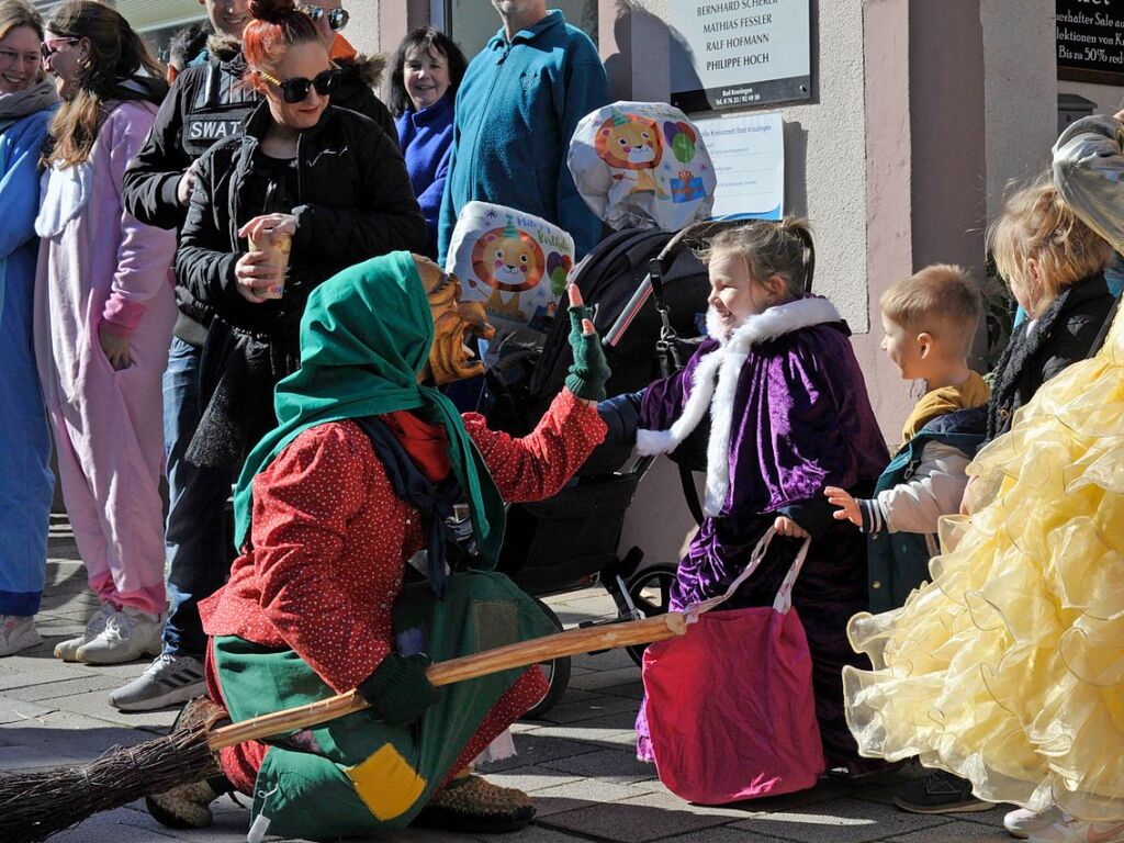 Die Sonne zeigte sich rechtzeitig zum Fasnachtsumzug in Bad Krozingen, bei dem sich das Publikum am Rande der Strecke drngte, auch um eine der vielen Sigkeiten zu ergattern, welche reichlich verteilt wurden. An Konfetti mangelte es ebenfalls nicht.