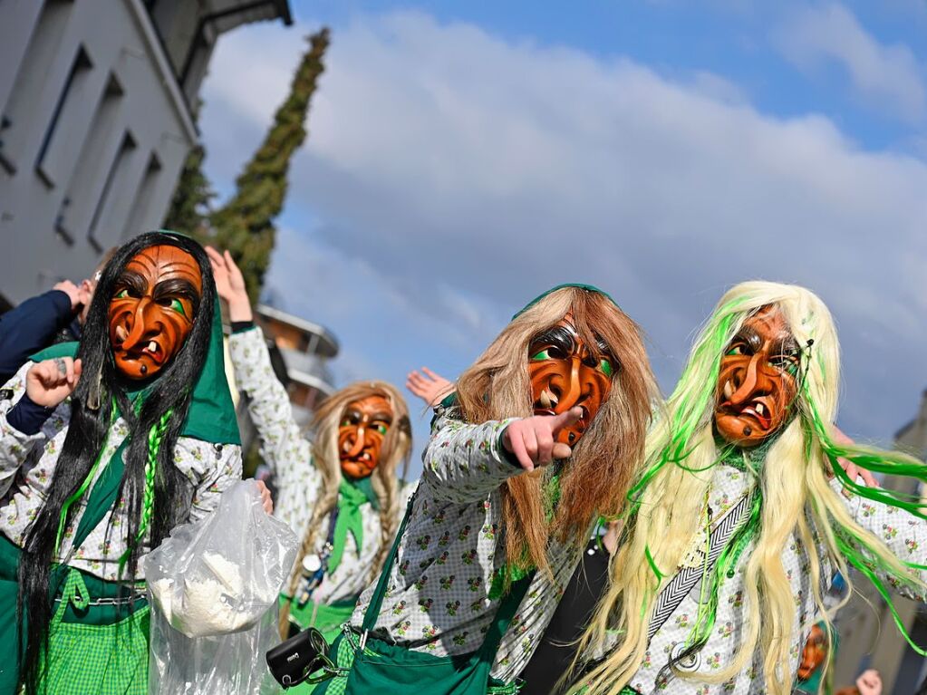 Die Sonne zeigte sich rechtzeitig zum Fasnachtsumzug in Bad Krozingen, bei dem sich das Publikum am Rande der Strecke drngte, auch um eine der vielen Sigkeiten zu ergattern, welche reichlich verteilt wurden. An Konfetti mangelte es ebenfalls nicht.