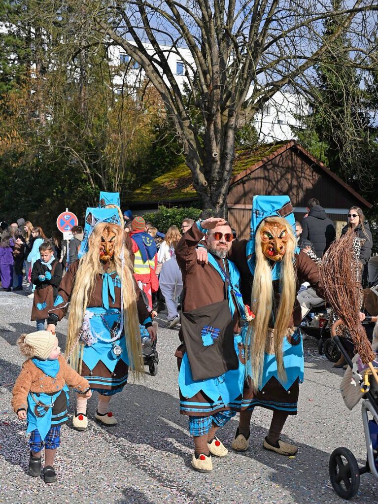 Die Sonne zeigte sich rechtzeitig zum Fasnachtsumzug in Bad Krozingen, bei dem sich das Publikum am Rande der Strecke drngte, auch um eine der vielen Sigkeiten zu ergattern, welche reichlich verteilt wurden. An Konfetti mangelte es ebenfalls nicht.