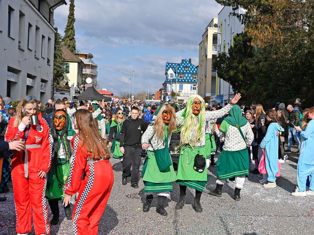 Die Sonne zeigte sich rechtzeitig zum Fasnachtsumzug in Bad Krozingen, bei dem sich das Publikum am Rande der Strecke drngte, auch um eine der vielen Sigkeiten zu ergattern, welche reichlich verteilt wurden. An Konfetti mangelte es ebenfalls nicht.