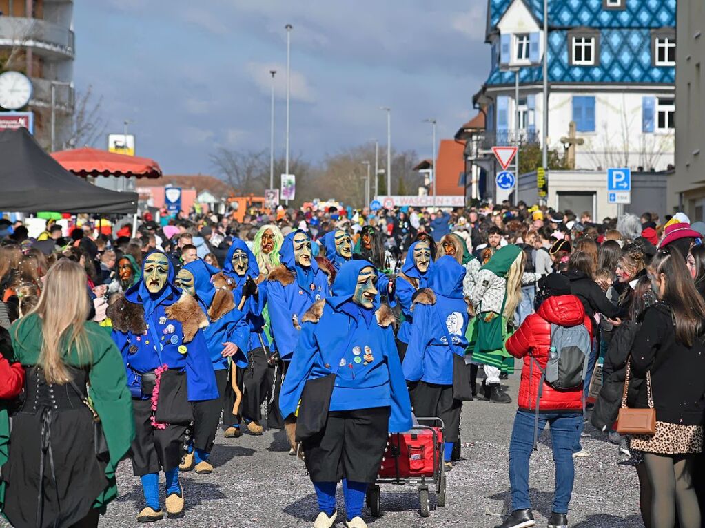 Die Sonne zeigte sich rechtzeitig zum Fasnachtsumzug in Bad Krozingen, bei dem sich das Publikum am Rande der Strecke drngte, auch um eine der vielen Sigkeiten zu ergattern, welche reichlich verteilt wurden. An Konfetti mangelte es ebenfalls nicht.