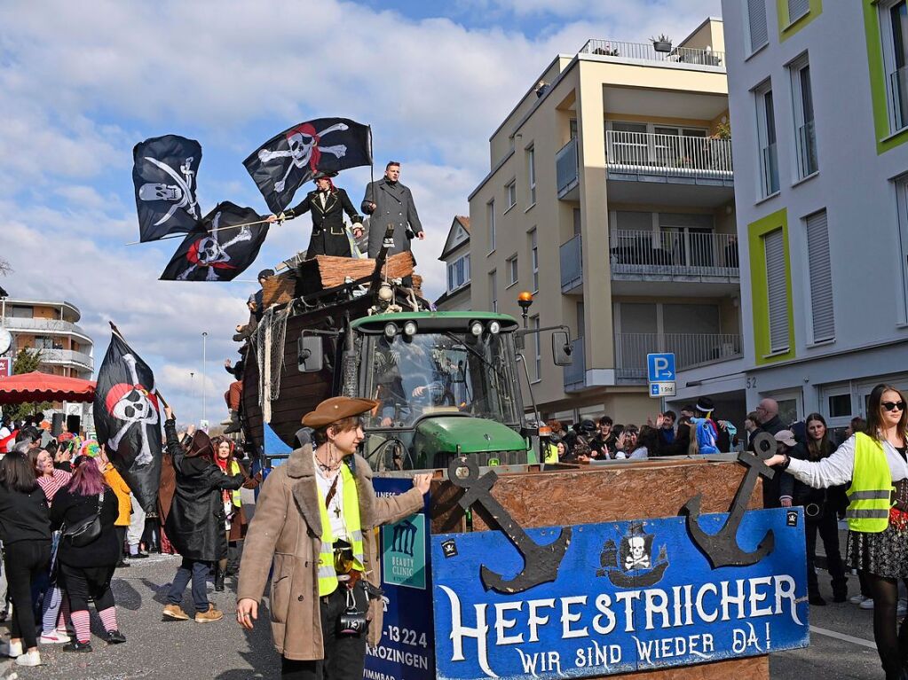 Die Sonne zeigte sich rechtzeitig zum Fasnachtsumzug in Bad Krozingen, bei dem sich das Publikum am Rande der Strecke drngte, auch um eine der vielen Sigkeiten zu ergattern, welche reichlich verteilt wurden. An Konfetti mangelte es ebenfalls nicht.