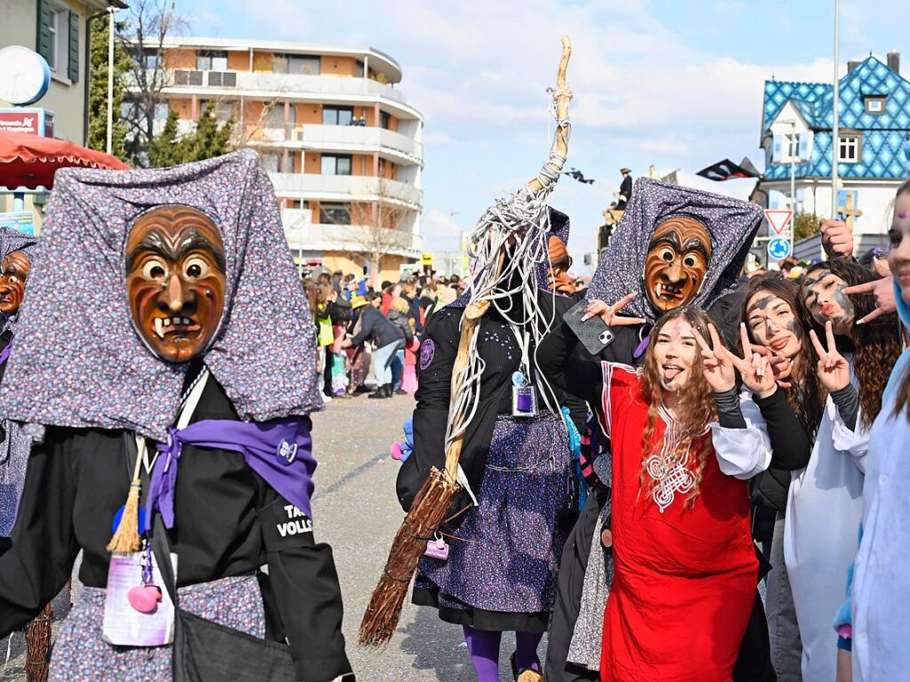 Die Sonne zeigte sich rechtzeitig zum Fasnachtsumzug in Bad Krozingen, bei dem sich das Publikum am Rande der Strecke drngte, auch um eine der vielen Sigkeiten zu ergattern, welche reichlich verteilt wurden. An Konfetti mangelte es ebenfalls nicht.