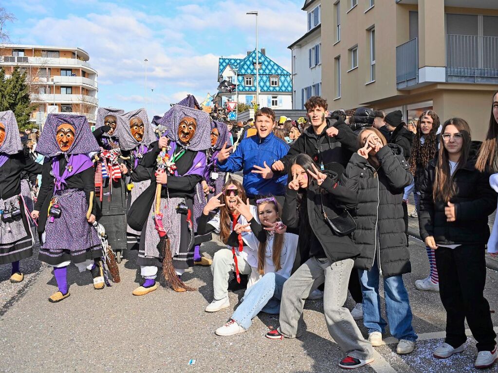 Die Sonne zeigte sich rechtzeitig zum Fasnachtsumzug in Bad Krozingen, bei dem sich das Publikum am Rande der Strecke drngte, auch um eine der vielen Sigkeiten zu ergattern, welche reichlich verteilt wurden. An Konfetti mangelte es ebenfalls nicht.