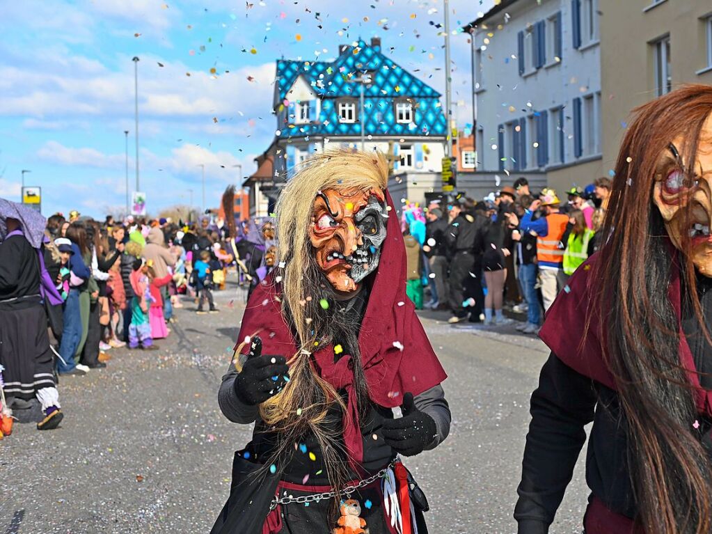 Die Sonne zeigte sich rechtzeitig zum Fasnachtsumzug in Bad Krozingen, bei dem sich das Publikum am Rande der Strecke drngte, auch um eine der vielen Sigkeiten zu ergattern, welche reichlich verteilt wurden. An Konfetti mangelte es ebenfalls nicht.