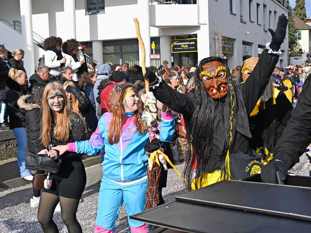 Die Sonne zeigte sich rechtzeitig zum Fasnachtsumzug in Bad Krozingen, bei dem sich das Publikum am Rande der Strecke drngte, auch um eine der vielen Sigkeiten zu ergattern, welche reichlich verteilt wurden. An Konfetti mangelte es ebenfalls nicht.