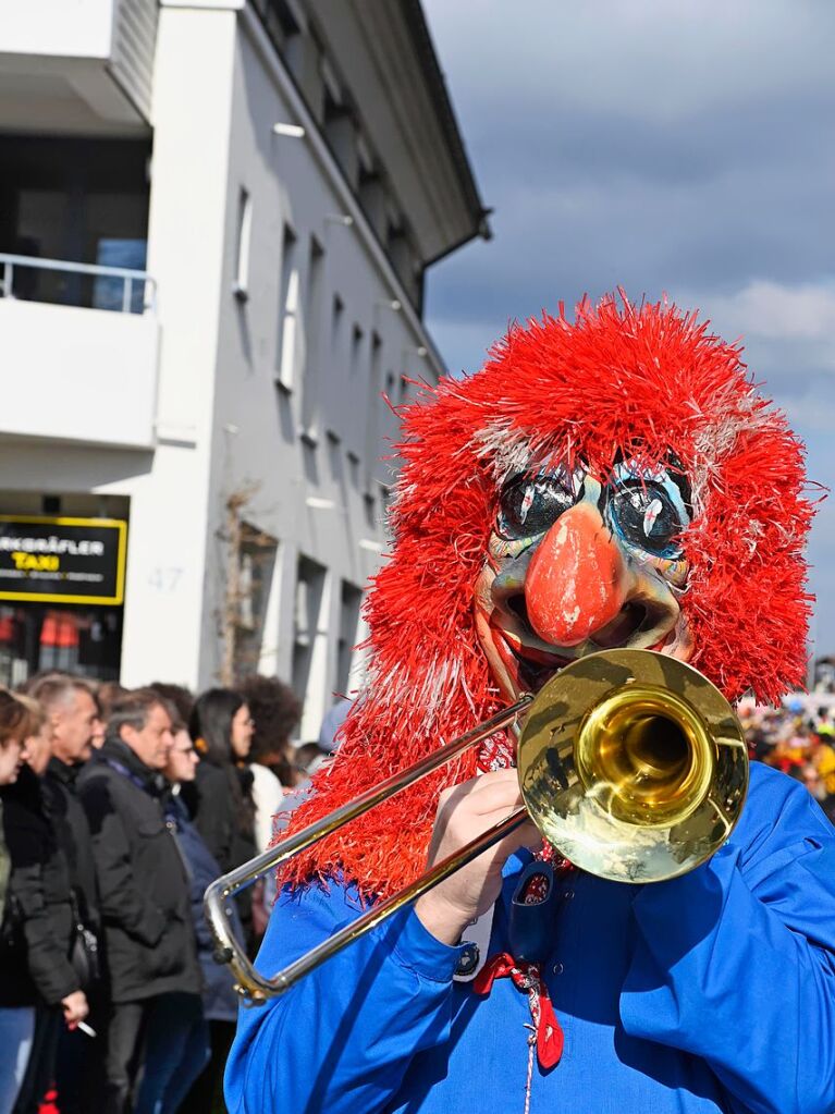 Die Sonne zeigte sich rechtzeitig zum Fasnachtsumzug in Bad Krozingen, bei dem sich das Publikum am Rande der Strecke drngte, auch um eine der vielen Sigkeiten zu ergattern, welche reichlich verteilt wurden. An Konfetti mangelte es ebenfalls nicht.