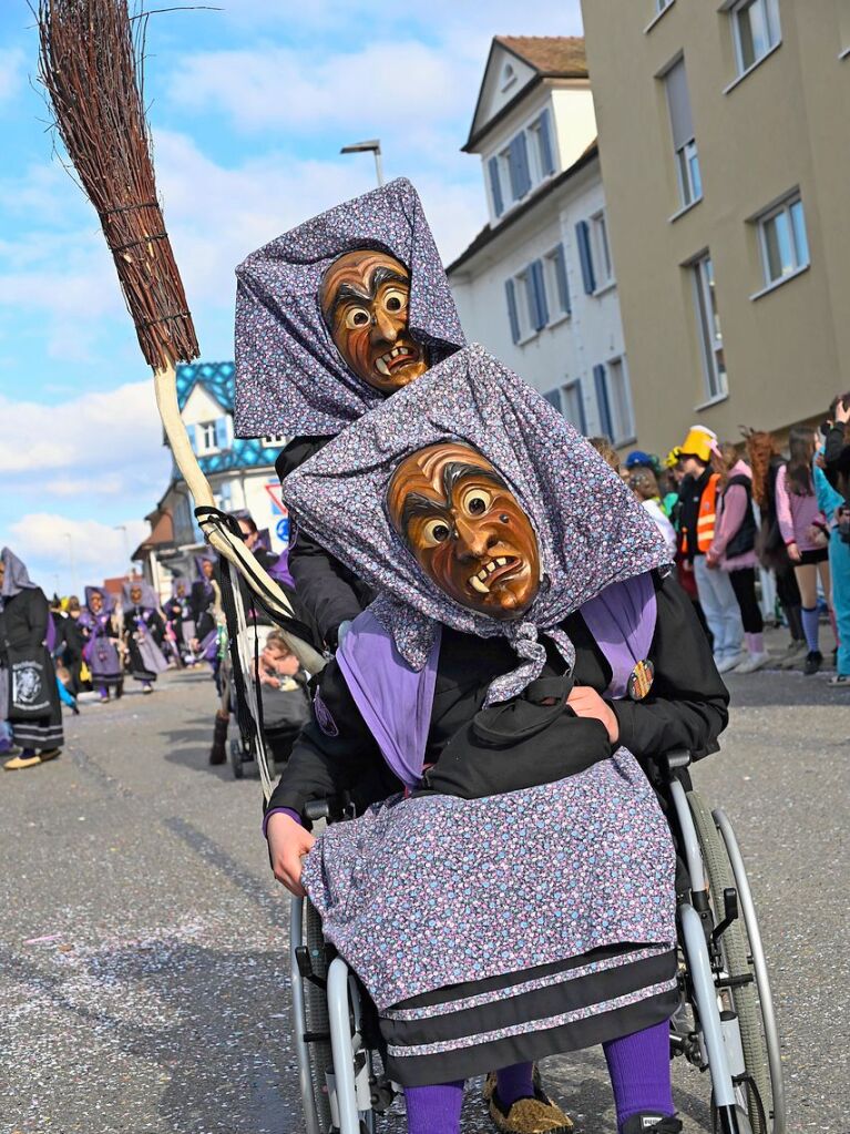 Die Sonne zeigte sich rechtzeitig zum Fasnachtsumzug in Bad Krozingen, bei dem sich das Publikum am Rande der Strecke drngte, auch um eine der vielen Sigkeiten zu ergattern, welche reichlich verteilt wurden. An Konfetti mangelte es ebenfalls nicht.