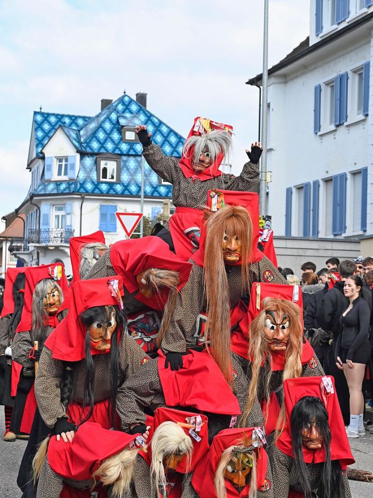 Die Sonne zeigte sich rechtzeitig zum Fasnachtsumzug in Bad Krozingen, bei dem sich das Publikum am Rande der Strecke drngte, auch um eine der vielen Sigkeiten zu ergattern, welche reichlich verteilt wurden. An Konfetti mangelte es ebenfalls nicht.