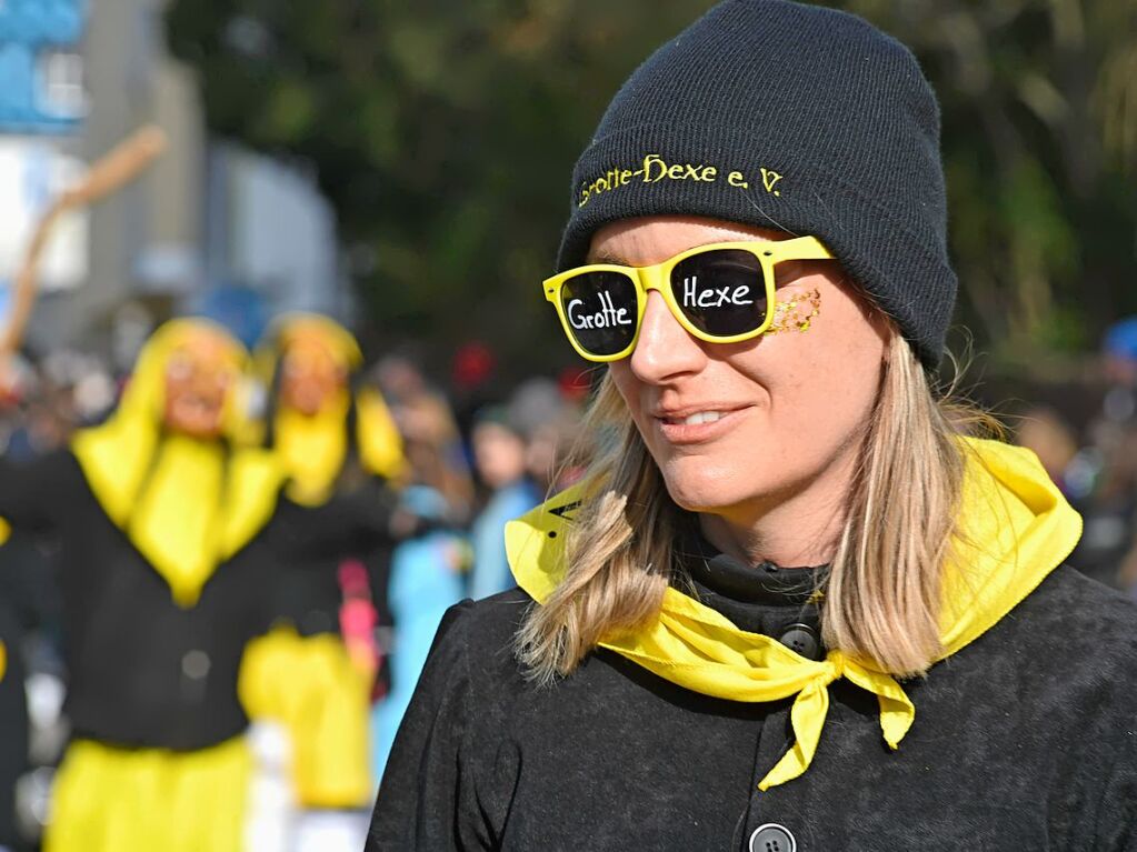 Die Sonne zeigte sich rechtzeitig zum Fasnachtsumzug in Bad Krozingen, bei dem sich das Publikum am Rande der Strecke drngte, auch um eine der vielen Sigkeiten zu ergattern, welche reichlich verteilt wurden. An Konfetti mangelte es ebenfalls nicht.