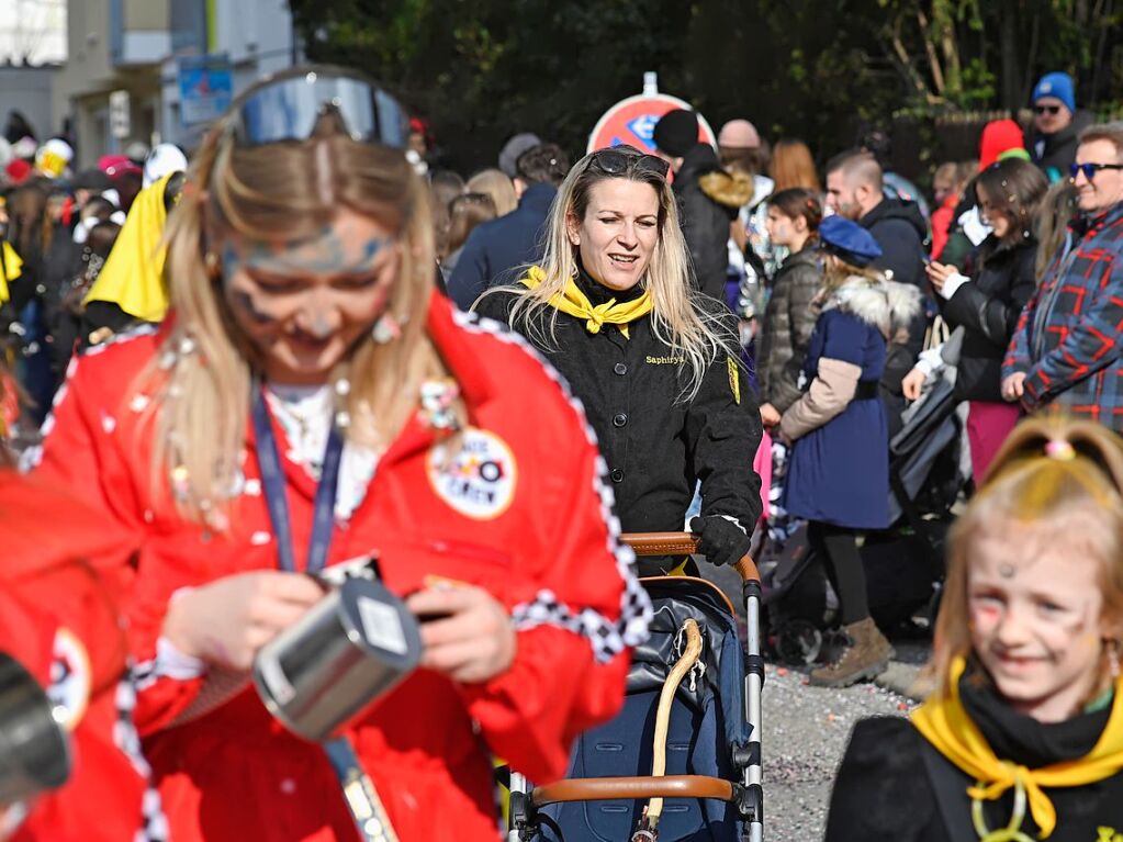 Die Sonne zeigte sich rechtzeitig zum Fasnachtsumzug in Bad Krozingen, bei dem sich das Publikum am Rande der Strecke drngte, auch um eine der vielen Sigkeiten zu ergattern, welche reichlich verteilt wurden. An Konfetti mangelte es ebenfalls nicht.