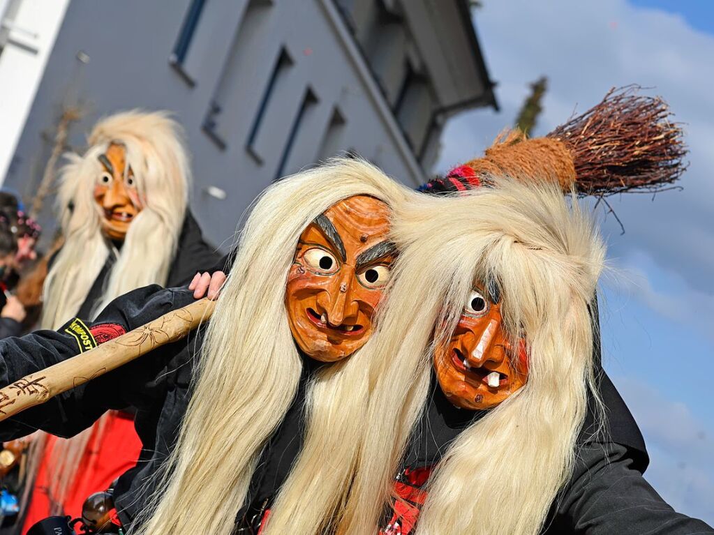 Die Sonne zeigte sich rechtzeitig zum Fasnachtsumzug in Bad Krozingen, bei dem sich das Publikum am Rande der Strecke drngte, auch um eine der vielen Sigkeiten zu ergattern, welche reichlich verteilt wurden. An Konfetti mangelte es ebenfalls nicht.