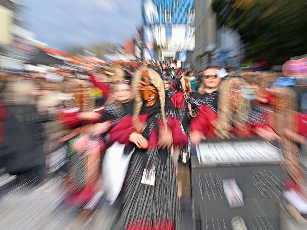 Die Sonne zeigte sich rechtzeitig zum Fasnachtsumzug in Bad Krozingen, bei dem sich das Publikum am Rande der Strecke drngte, auch um eine der vielen Sigkeiten zu ergattern, welche reichlich verteilt wurden. An Konfetti mangelte es ebenfalls nicht.