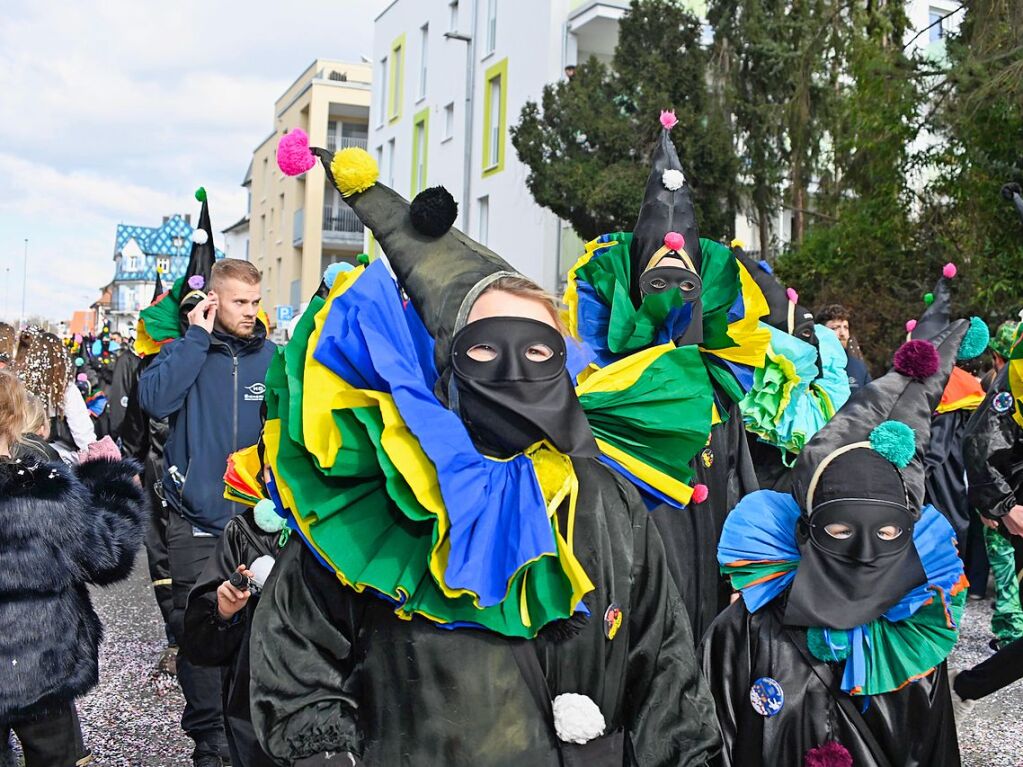 Die Sonne zeigte sich rechtzeitig zum Fasnachtsumzug in Bad Krozingen, bei dem sich das Publikum am Rande der Strecke drngte, auch um eine der vielen Sigkeiten zu ergattern, welche reichlich verteilt wurden. An Konfetti mangelte es ebenfalls nicht.