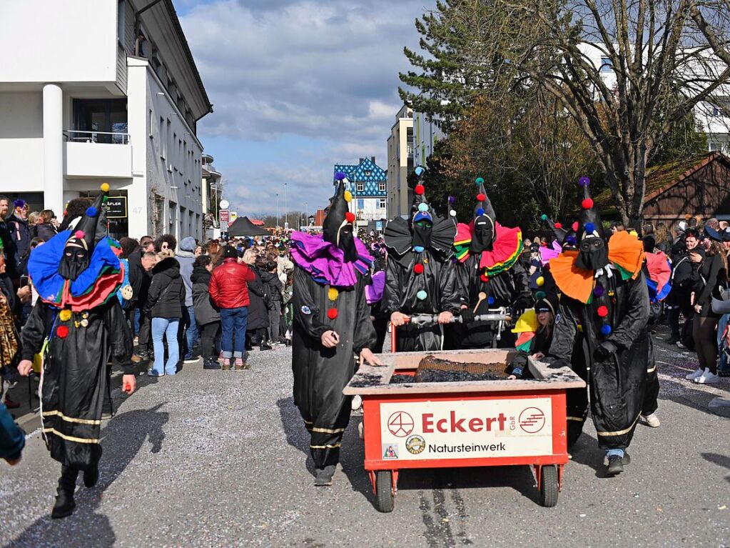 Die Sonne zeigte sich rechtzeitig zum Fasnachtsumzug in Bad Krozingen, bei dem sich das Publikum am Rande der Strecke drngte, auch um eine der vielen Sigkeiten zu ergattern, welche reichlich verteilt wurden. An Konfetti mangelte es ebenfalls nicht.