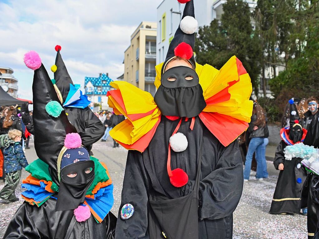 Die Sonne zeigte sich rechtzeitig zum Fasnachtsumzug in Bad Krozingen, bei dem sich das Publikum am Rande der Strecke drngte, auch um eine der vielen Sigkeiten zu ergattern, welche reichlich verteilt wurden. An Konfetti mangelte es ebenfalls nicht.