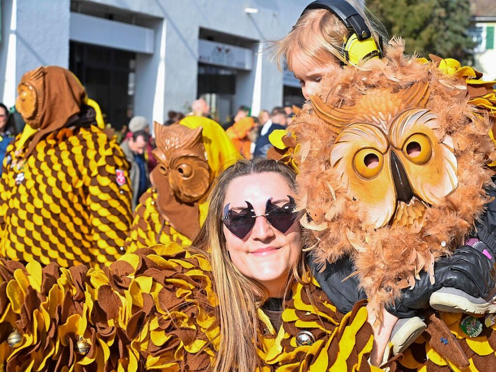 Die Sonne zeigte sich rechtzeitig zum Fasnachtsumzug in Bad Krozingen, bei dem sich das Publikum am Rande der Strecke drngte, auch um eine der vielen Sigkeiten zu ergattern, welche reichlich verteilt wurden. An Konfetti mangelte es ebenfalls nicht.