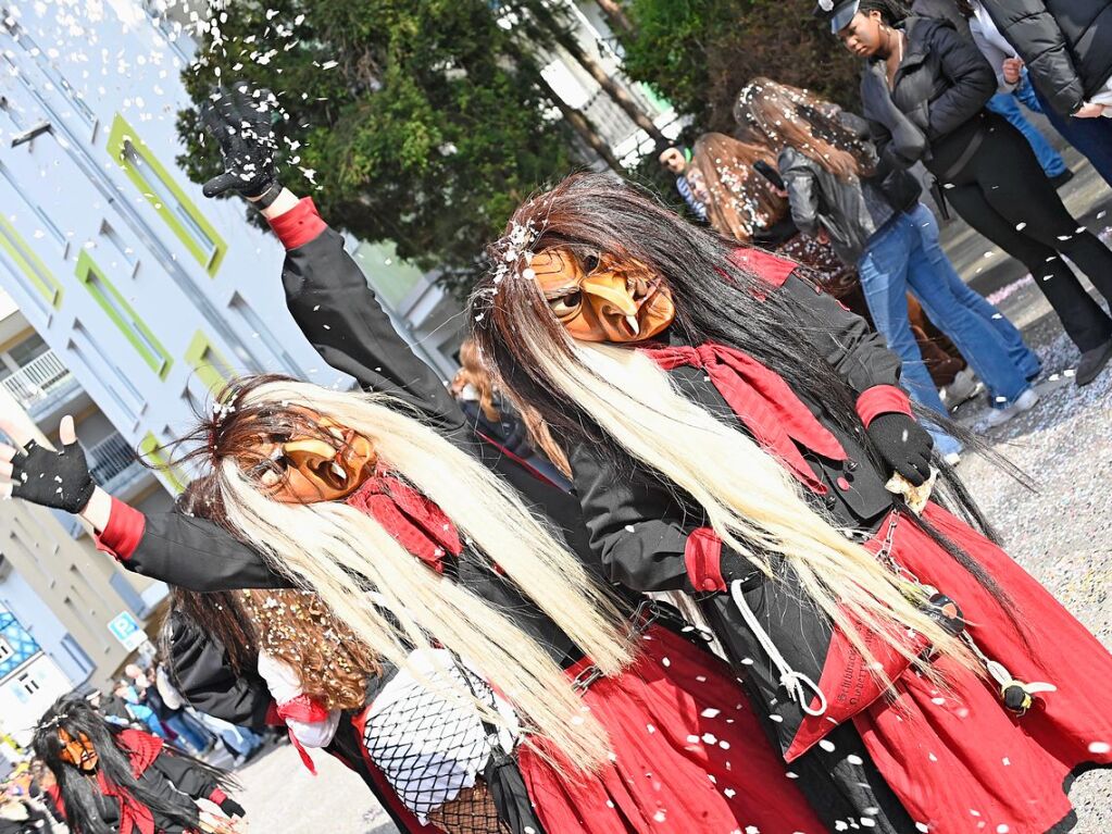 Die Sonne zeigte sich rechtzeitig zum Fasnachtsumzug in Bad Krozingen, bei dem sich das Publikum am Rande der Strecke drngte, auch um eine der vielen Sigkeiten zu ergattern, welche reichlich verteilt wurden. An Konfetti mangelte es ebenfalls nicht.