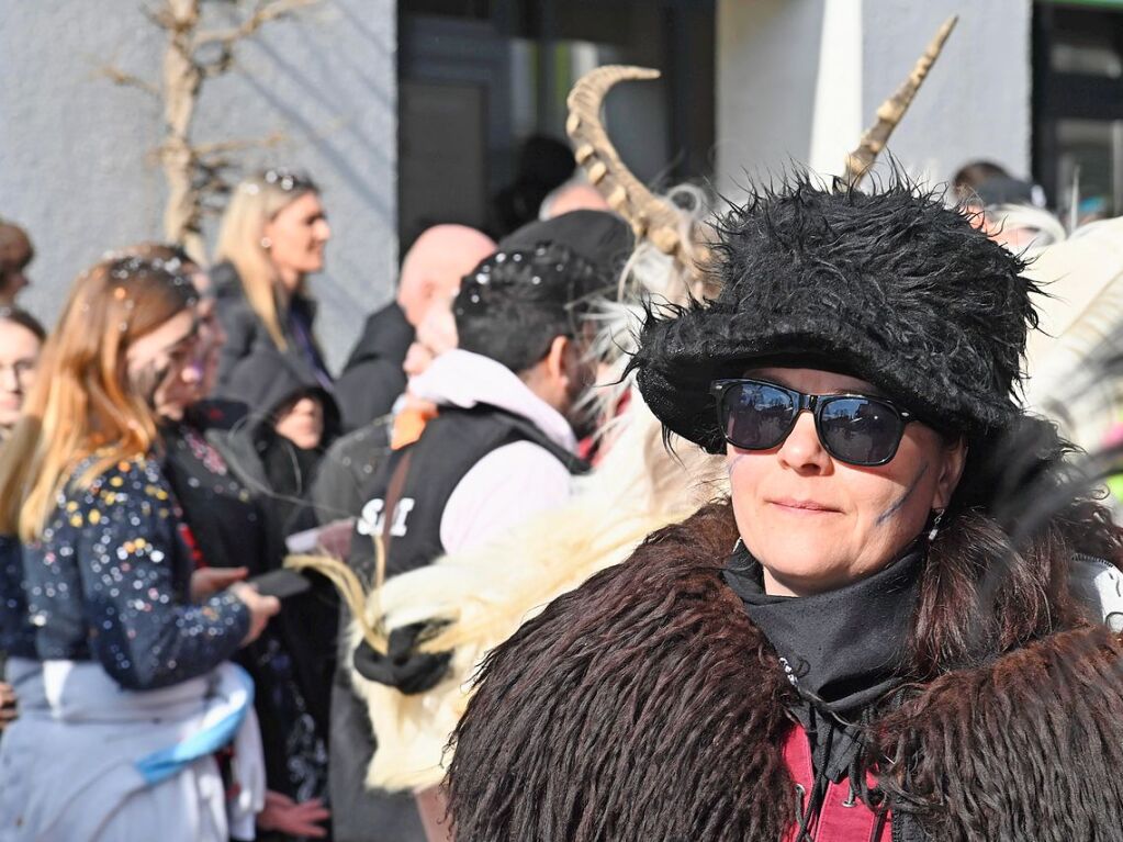 Die Sonne zeigte sich rechtzeitig zum Fasnachtsumzug in Bad Krozingen, bei dem sich das Publikum am Rande der Strecke drngte, auch um eine der vielen Sigkeiten zu ergattern, welche reichlich verteilt wurden. An Konfetti mangelte es ebenfalls nicht.