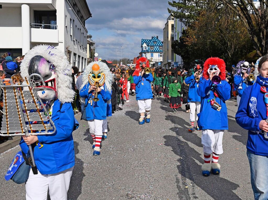 Die Sonne zeigte sich rechtzeitig zum Fasnachtsumzug in Bad Krozingen, bei dem sich das Publikum am Rande der Strecke drngte, auch um eine der vielen Sigkeiten zu ergattern, welche reichlich verteilt wurden. An Konfetti mangelte es ebenfalls nicht.