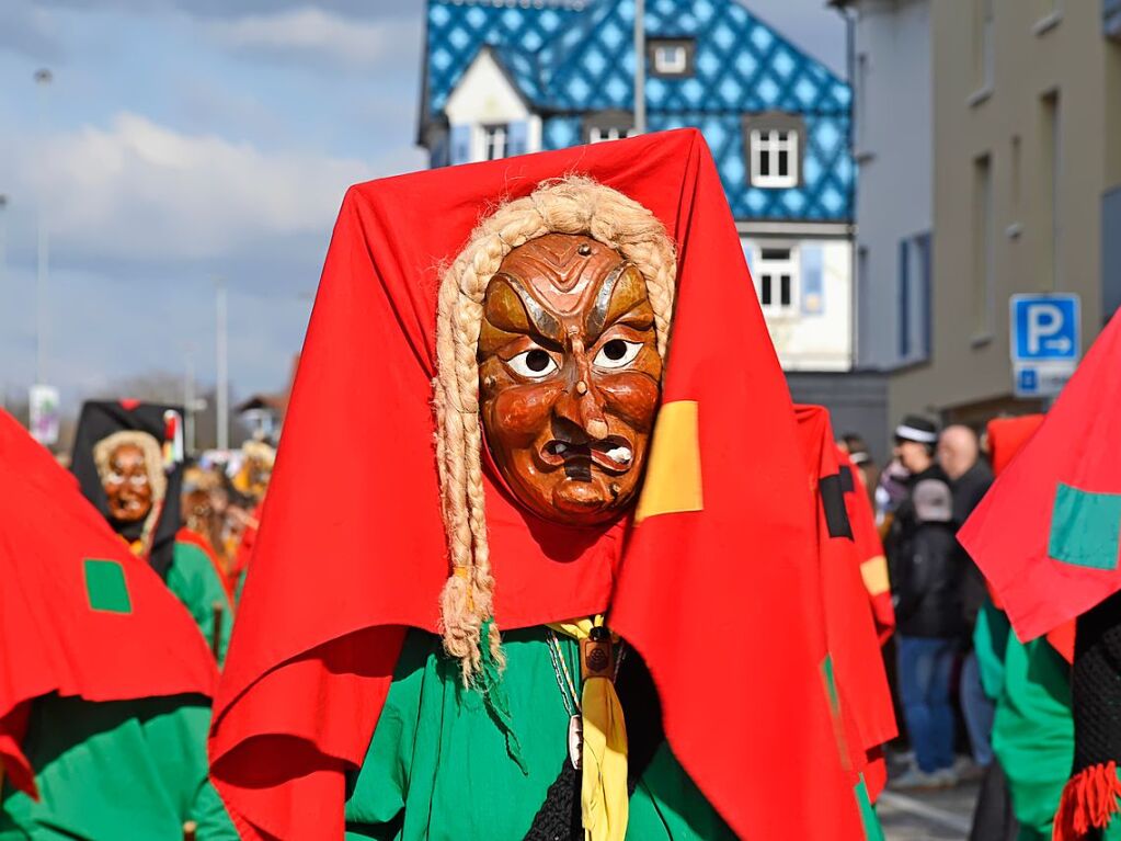 Die Sonne zeigte sich rechtzeitig zum Fasnachtsumzug in Bad Krozingen, bei dem sich das Publikum am Rande der Strecke drngte, auch um eine der vielen Sigkeiten zu ergattern, welche reichlich verteilt wurden. An Konfetti mangelte es ebenfalls nicht.