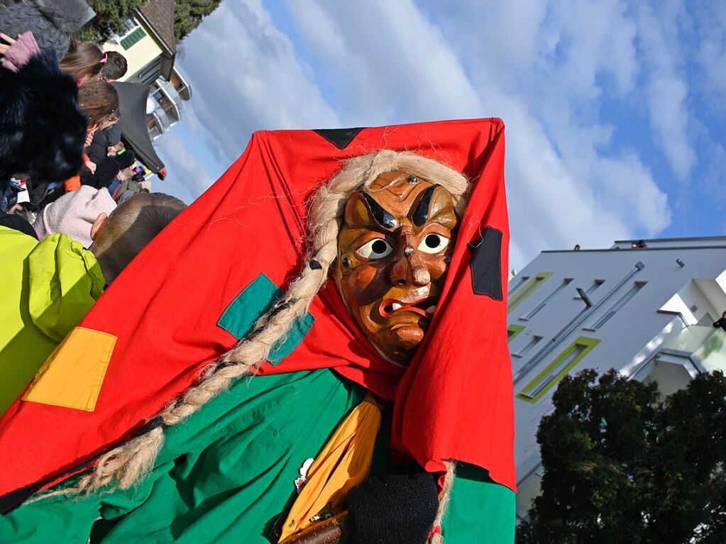 Die Sonne zeigte sich rechtzeitig zum Fasnachtsumzug in Bad Krozingen, bei dem sich das Publikum am Rande der Strecke drngte, auch um eine der vielen Sigkeiten zu ergattern, welche reichlich verteilt wurden. An Konfetti mangelte es ebenfalls nicht.