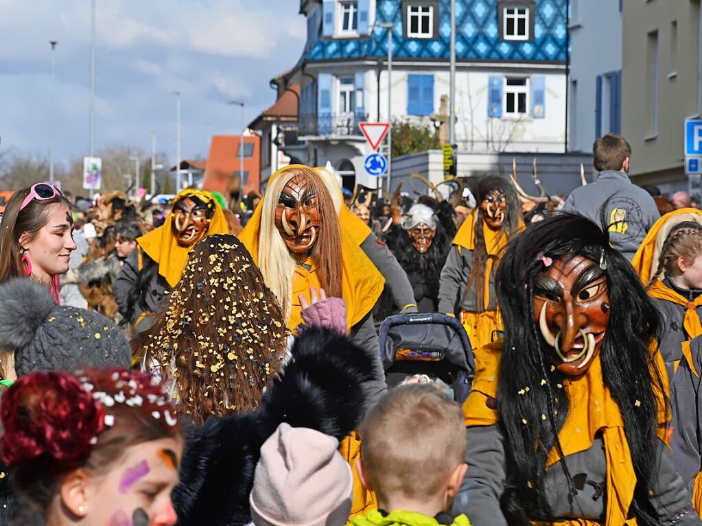 Die Sonne zeigte sich rechtzeitig zum Fasnachtsumzug in Bad Krozingen, bei dem sich das Publikum am Rande der Strecke drngte, auch um eine der vielen Sigkeiten zu ergattern, welche reichlich verteilt wurden. An Konfetti mangelte es ebenfalls nicht.