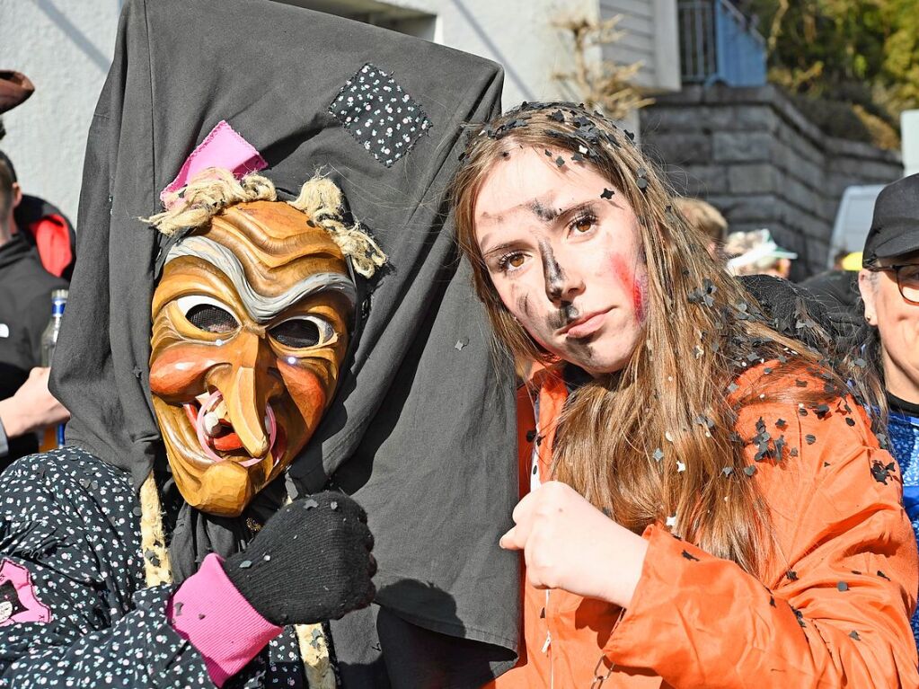 Die Sonne zeigte sich rechtzeitig zum Fasnachtsumzug in Bad Krozingen, bei dem sich das Publikum am Rande der Strecke drngte, auch um eine der vielen Sigkeiten zu ergattern, welche reichlich verteilt wurden. An Konfetti mangelte es ebenfalls nicht.