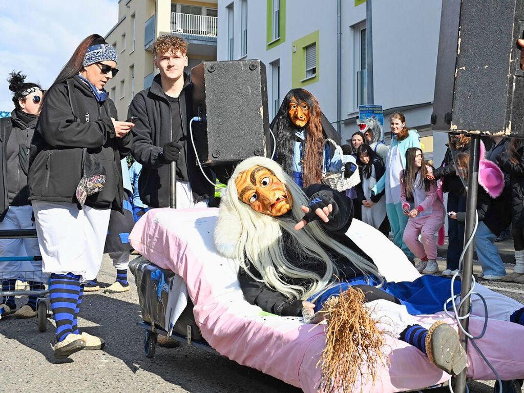 Die Sonne zeigte sich rechtzeitig zum Fasnachtsumzug in Bad Krozingen, bei dem sich das Publikum am Rande der Strecke drngte, auch um eine der vielen Sigkeiten zu ergattern, welche reichlich verteilt wurden. An Konfetti mangelte es ebenfalls nicht.