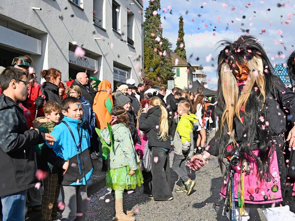 Die Sonne zeigte sich rechtzeitig zum Fasnachtsumzug in Bad Krozingen, bei dem sich das Publikum am Rande der Strecke drngte, auch um eine der vielen Sigkeiten zu ergattern, welche reichlich verteilt wurden. An Konfetti mangelte es ebenfalls nicht.