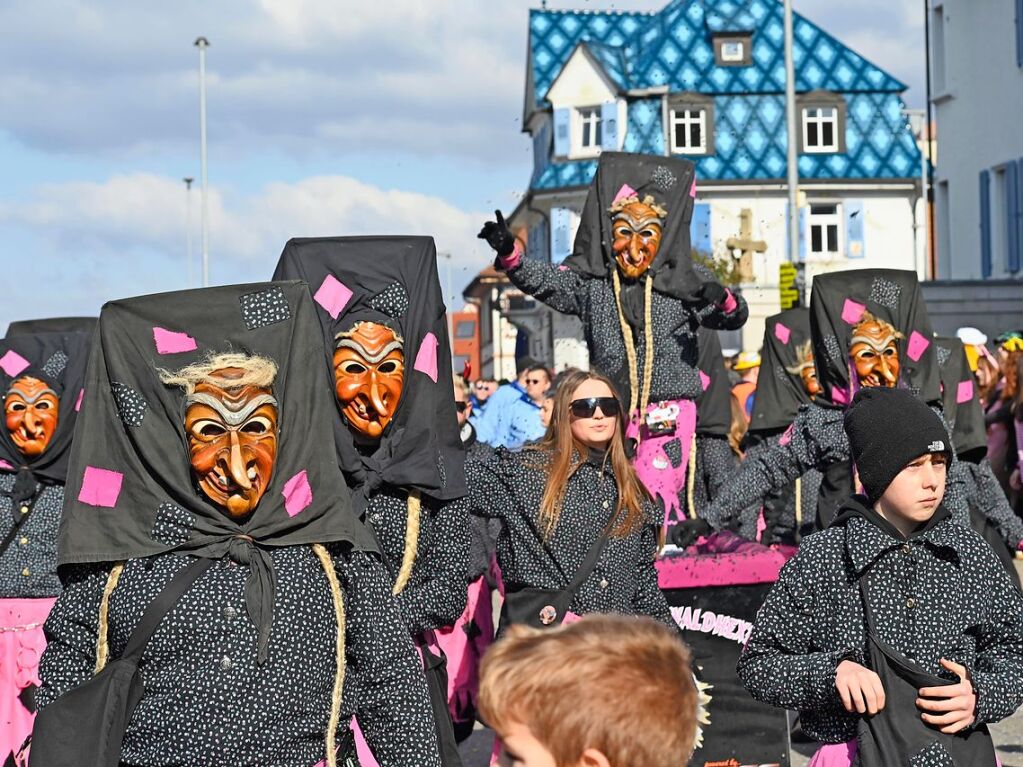 Die Sonne zeigte sich rechtzeitig zum Fasnachtsumzug in Bad Krozingen, bei dem sich das Publikum am Rande der Strecke drngte, auch um eine der vielen Sigkeiten zu ergattern, welche reichlich verteilt wurden. An Konfetti mangelte es ebenfalls nicht.