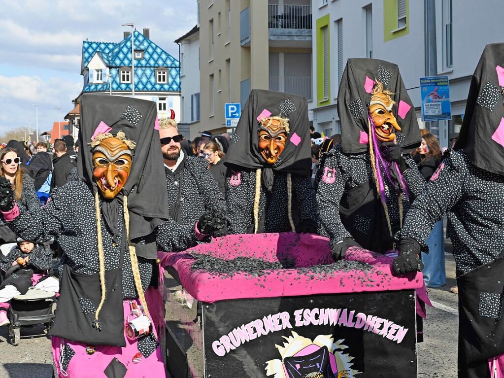 Die Sonne zeigte sich rechtzeitig zum Fasnachtsumzug in Bad Krozingen, bei dem sich das Publikum am Rande der Strecke drngte, auch um eine der vielen Sigkeiten zu ergattern, welche reichlich verteilt wurden. An Konfetti mangelte es ebenfalls nicht.